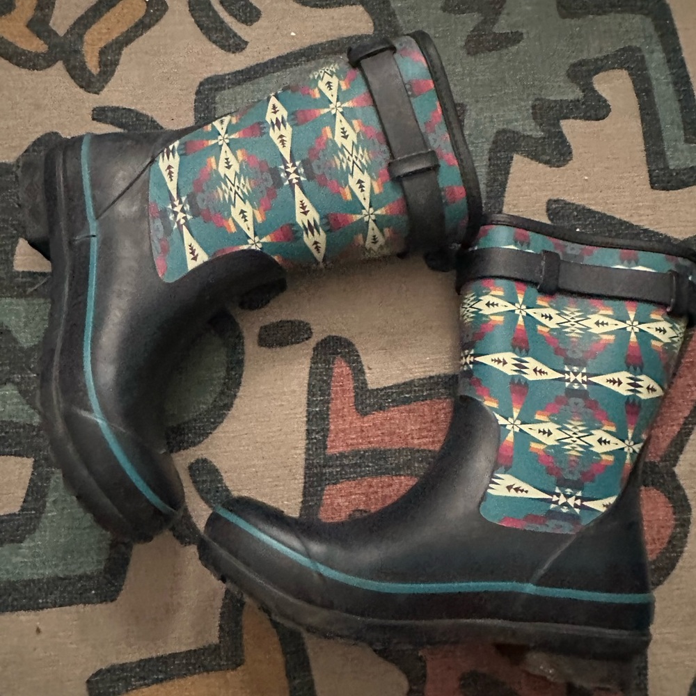 Pendleton Black And Brown Patterned Interior - image 1